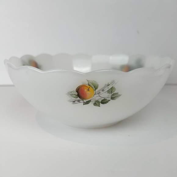 Arcopal Fruits de France Medium Scalloped milk glass serving bowl, Vintage, 70s - Picture 3 of 9